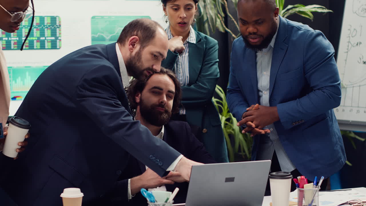 Research team presenting all insight and statistics data they found online