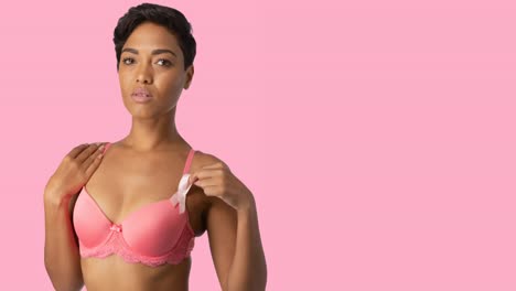 animación de concienciación sobre el cáncer de mama texto sobre una mujer afroamericana en fondo rosa