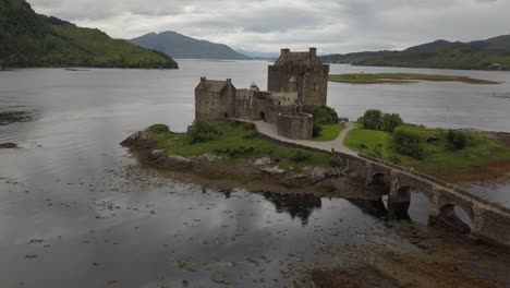 Castillo-De-Eilean-Donan-En-Escocia-Por-Drone