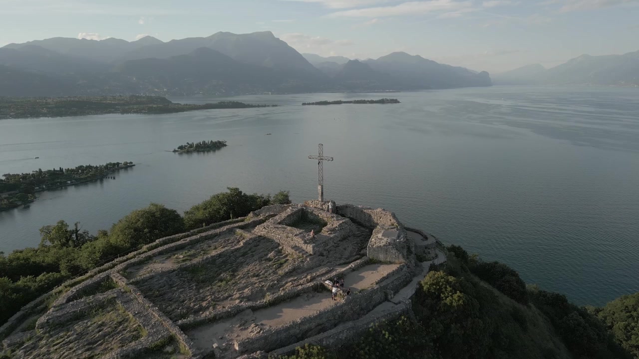 Ripresa con drone in volo sopra la Rocca di Manerba del Garda per rivelare il Lago di Garda, Italia