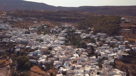amplia toma aérea de drones que revela los muchos edificios y casas del pueblo isleño de lefkes grecia