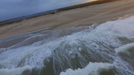 Umlaufbahn-Um-Einen-Kitesurfer-Geschossen,-Der-An-Einem-Strand-In-Den-Niederlanden-Springt