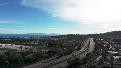 Drohnen-Luftaufnahmen-Von-Santa-Barbara,-Kalifornien-An-Einem-Sonnigen-Tag-Mit-Verkehr