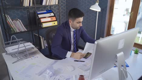 y un hombre de negocios ocupado trabajando en un escritorio en la oficina.
