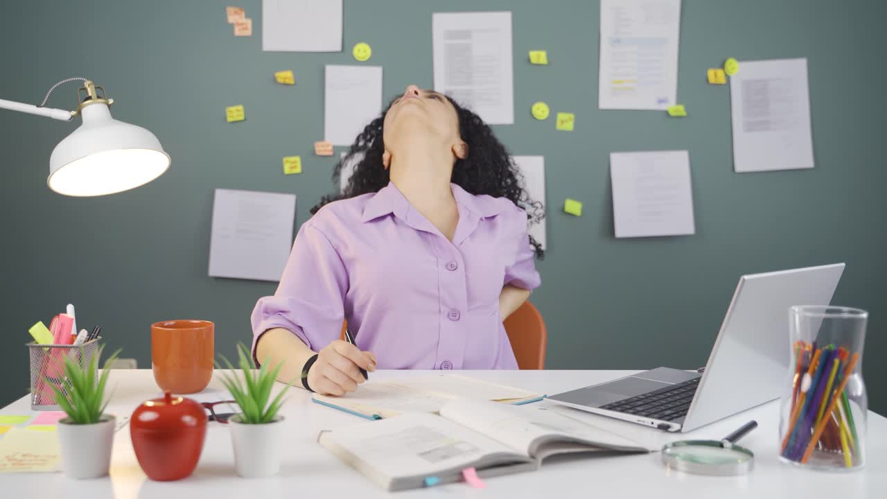 estudiante que sufre de dolor de espalda.