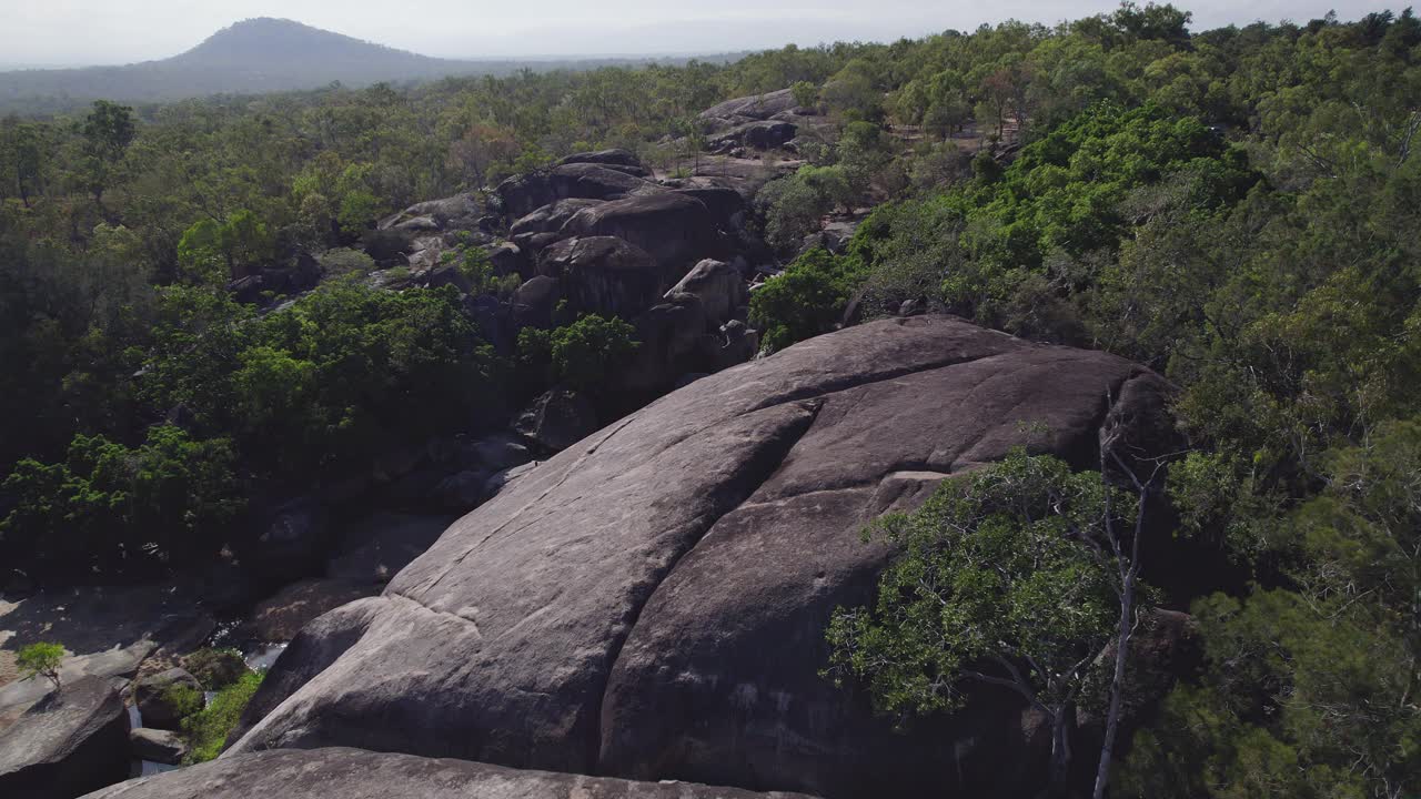 parque natural granite gorge con enormes rocas de granito en queensland, australia - disparo de drones