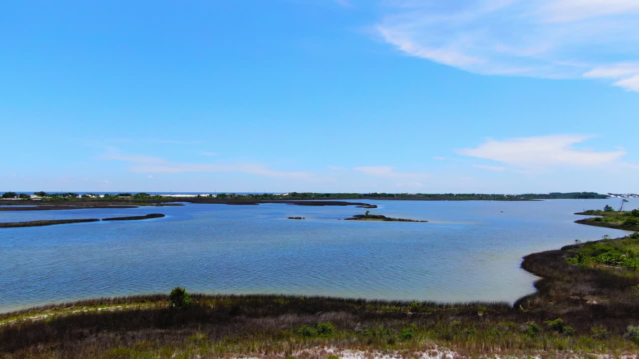 vista aérea de algunas pequeñas islas cerca de destino en el noroeste de florida
