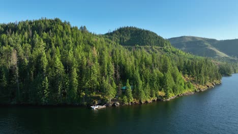 Toma-De-Drone-De-Un-Bosque-En-Idaho-Que-Bordea-El-Lado-Del-Lago.