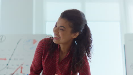 mujer africana pensando en una oficina moderna. mujer positiva sintiéndose agradecida.
