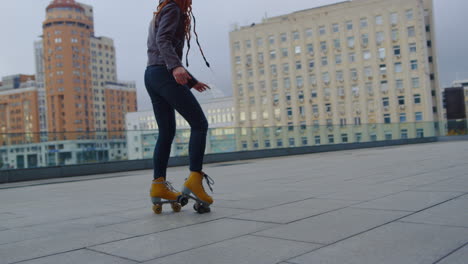 Cool-ginger-woman-riding-on-rollerblades.-Female-hipster-showing-roller-skating.