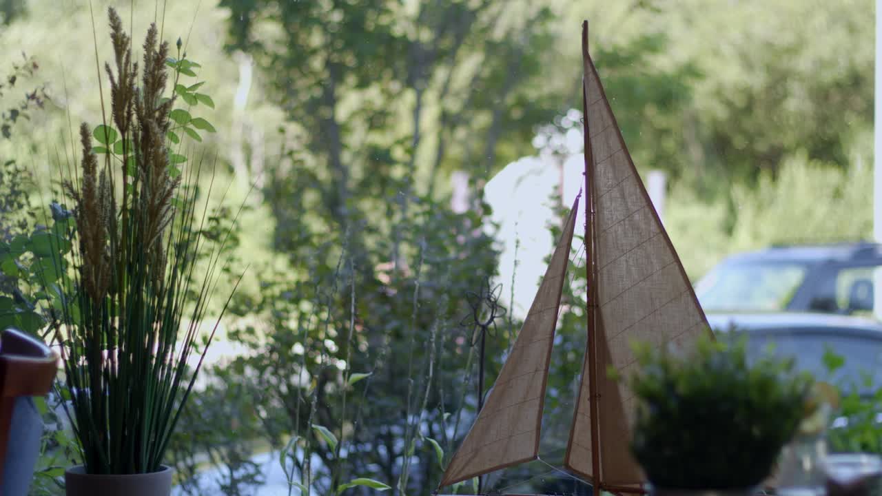 красивое морское украшение с мачтой корабля