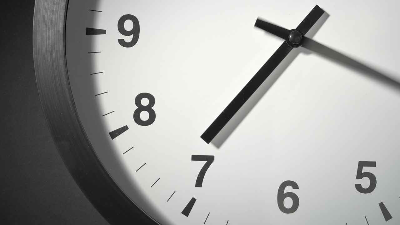 cara del reloj en el lapso de tiempo en la pared gris oscuro