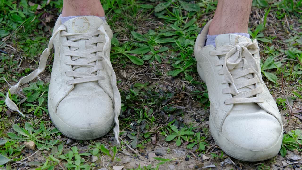 젊은 남자의  ⁇ 타이 신발