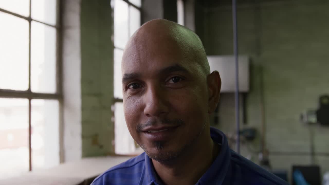 hombre de raza mixta trabajando en una fábrica de sombreros