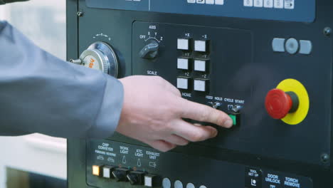 ingeniero de arranque de la unidad presionando botones en el panel de control