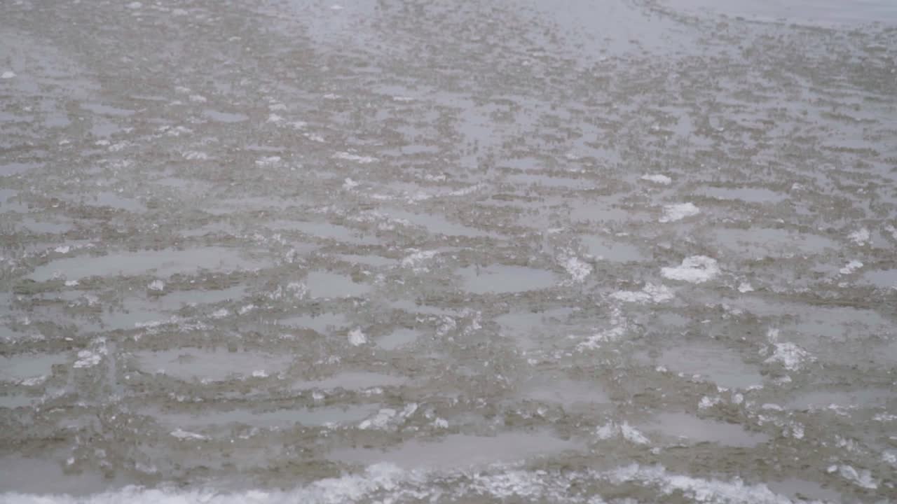 Toma panorámica en cámara lenta de placas de hielo moviéndose en las olas
