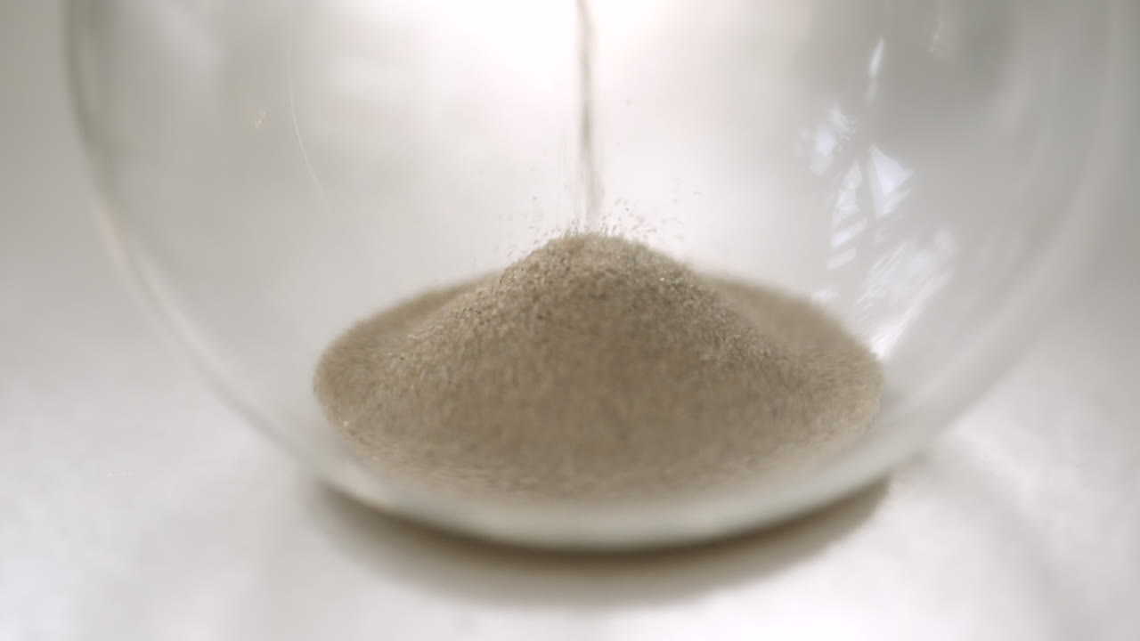 슬로우 모션으로 떨어지는 모래시계 모래