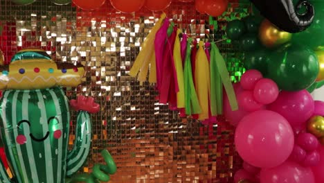 decoración con globos, cactus sombrero y bigote para la fiesta de cinco de mayo