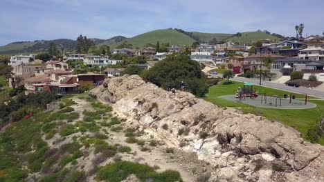 mujer de pie sobre las rocas en el acantilado disfrutando de la vista
