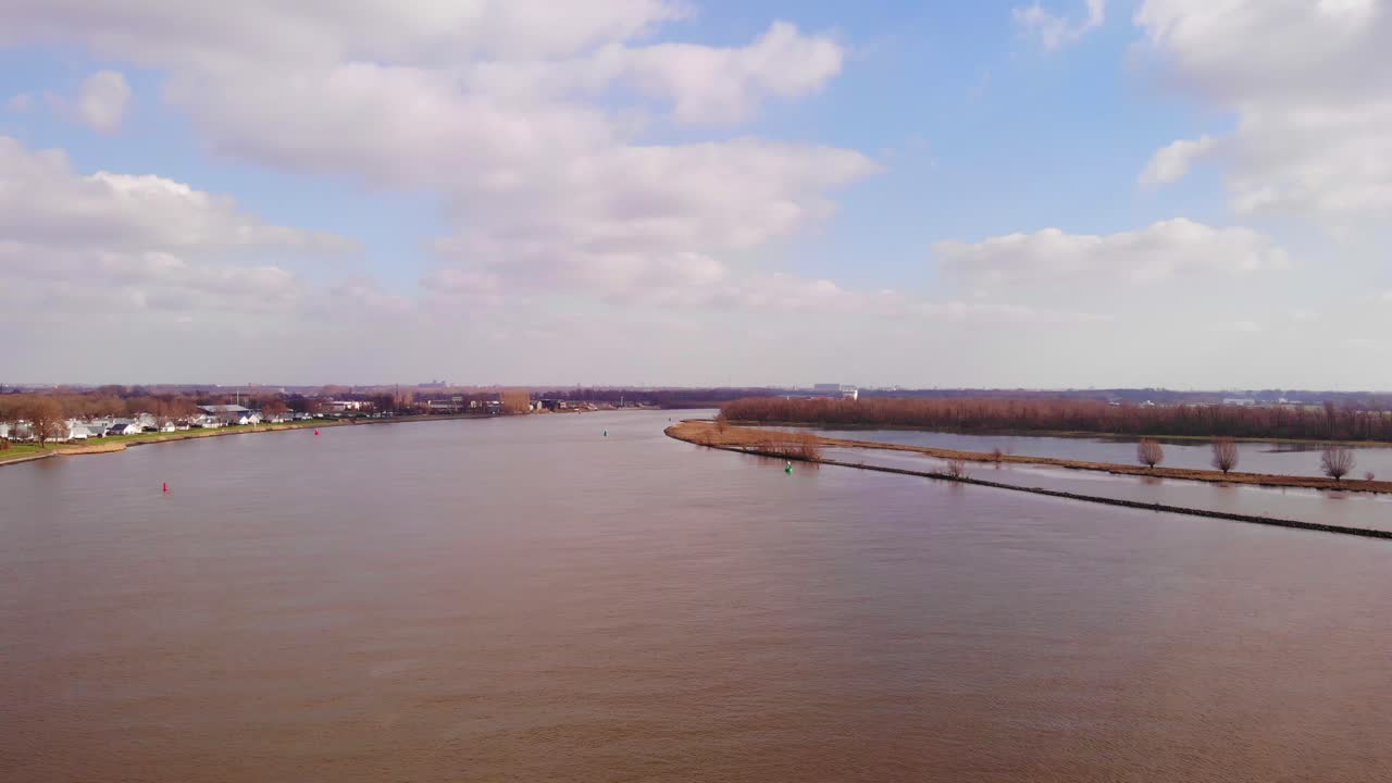 푸른 하늘과 구름이 보이는 바렌드레흐트의 오데 마스 위로 공중 비행