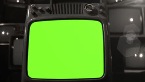 녹색 스크린과 함께 빈티지 tv 세트. 검은색과 색 톤. 확대.