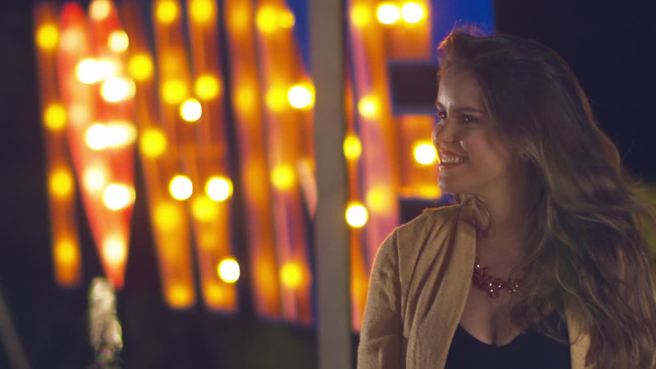 mujer hispana rubia sexy voltea su cabello hacia atrás en un bar - cámara lenta