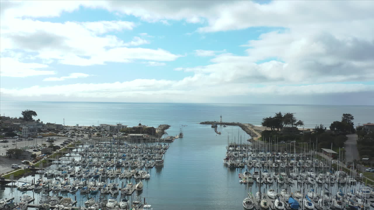 미국 캘리포니아주 산타크루즈 부두에 있는 월튼 등대의 공중 드론 샷