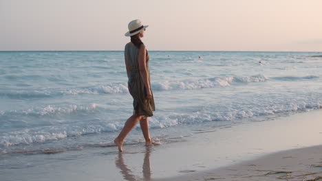 Mujer-Bonita-Descansando-A-La-Orilla-Del-Mar.-Modelo-Femenino-Descalzo-Caminando-En-Las-Olas-Del-Mar.