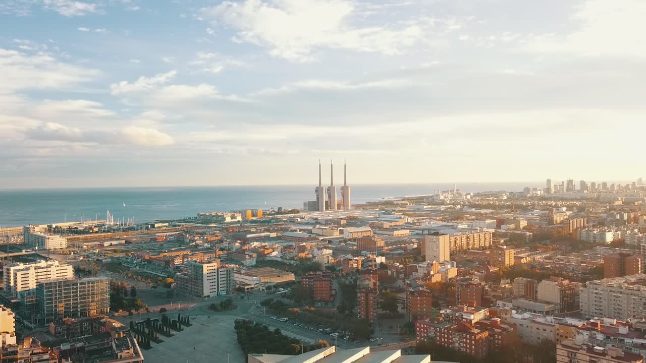Ripresa aerea di Barcellona al tramonto in Spagna.