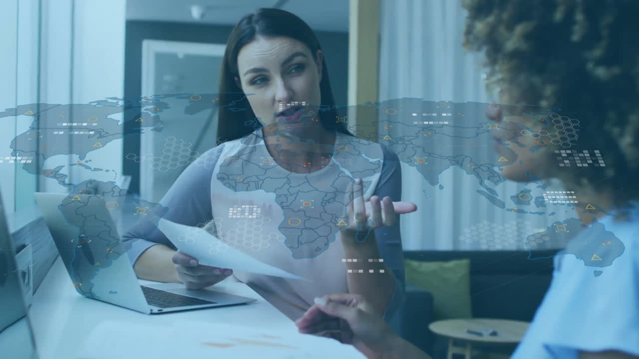 animación del mapa del mundo y procesamiento de datos sobre diversos colegas discutiendo el trabajo en la oficina
