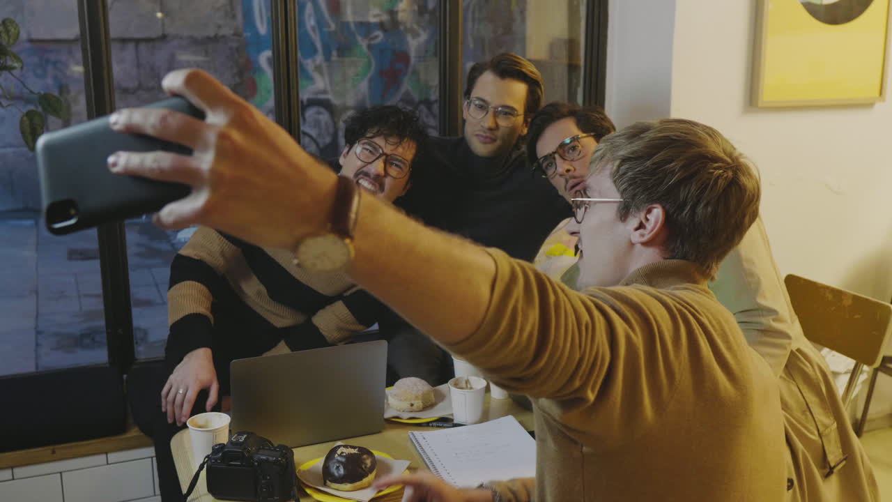 hombres de negocios tomando selfies en su teléfono inteligente