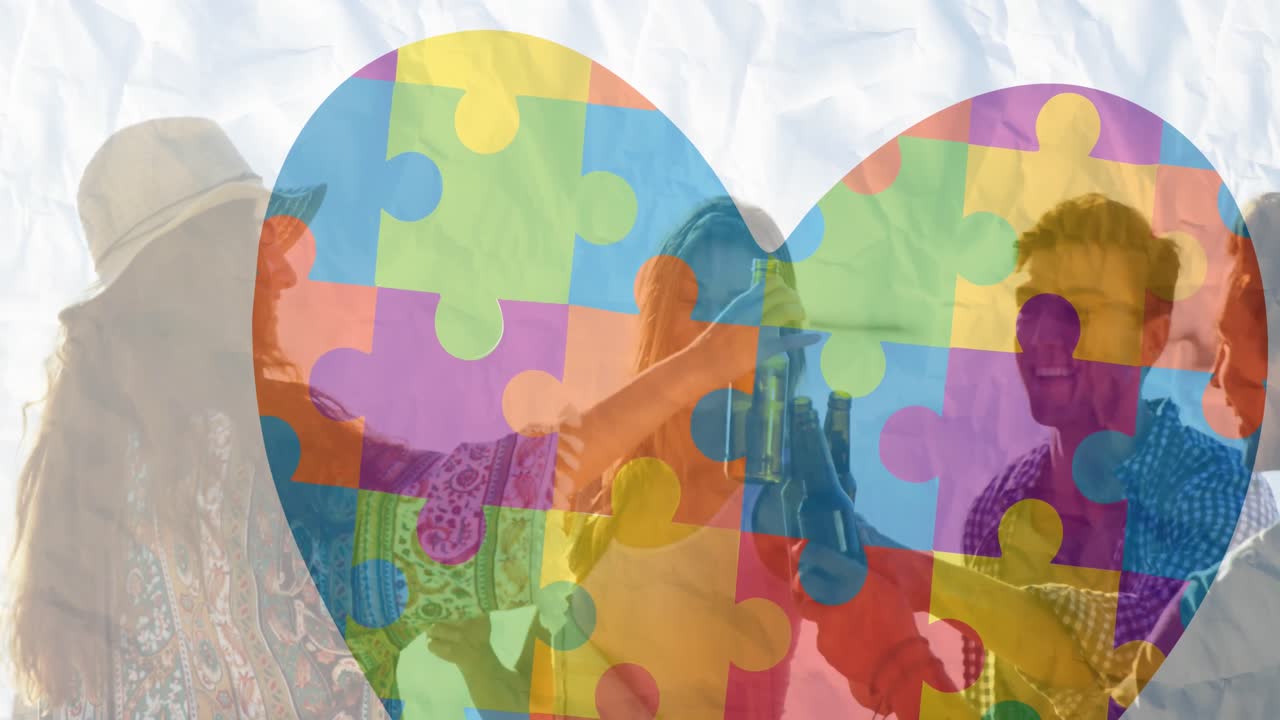 animación de coloridas piezas de rompecabezas corazón sobre amigos felices bebiendo cerveza en la fiesta de playa de verano