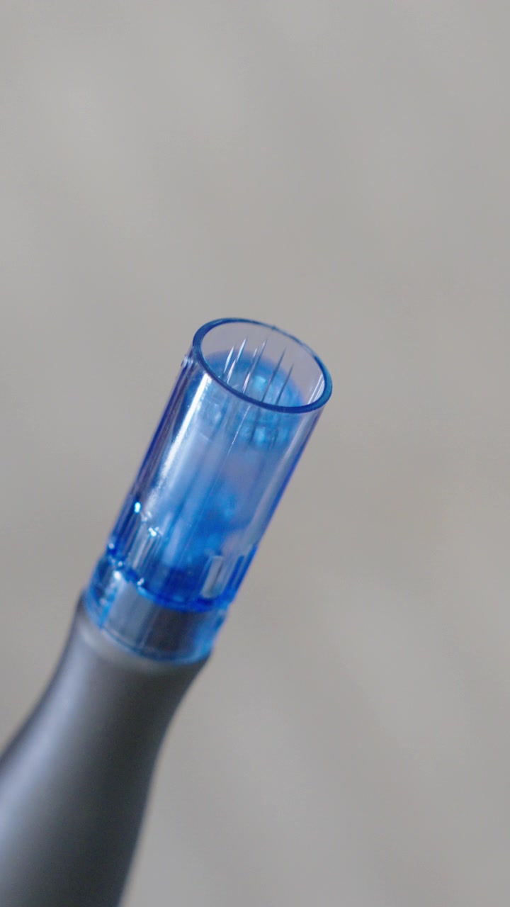 Dispositivo Dermapen realizando tratamento de microagulhamento. Procedimento estético para rejuvenescimento da pele, estimulando a produção de colágeno.