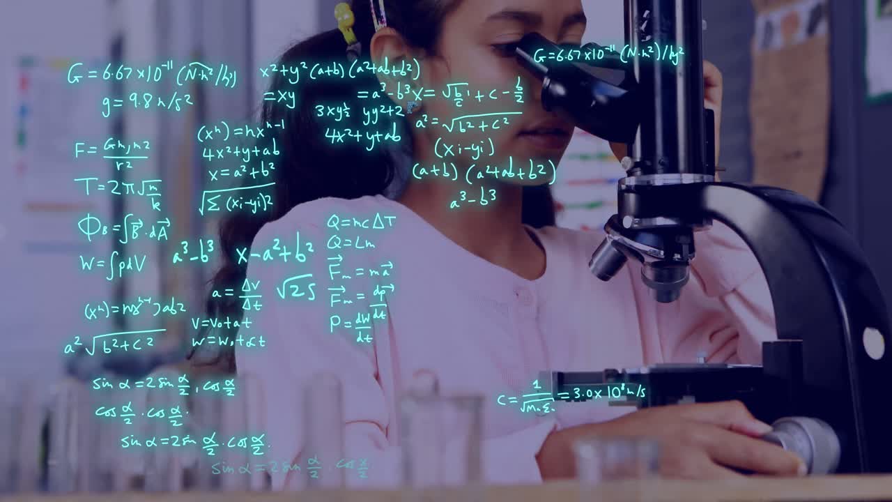 현미경을 사용하여 두 인종의 여성 학생에 대한 데이터 처리의 애니메이션