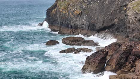 Olas-Dramáticas-En-Cámara-Lenta-En-La-Costa-De-Cornualles,-Drone-Del-Reino-Unido,-Antena