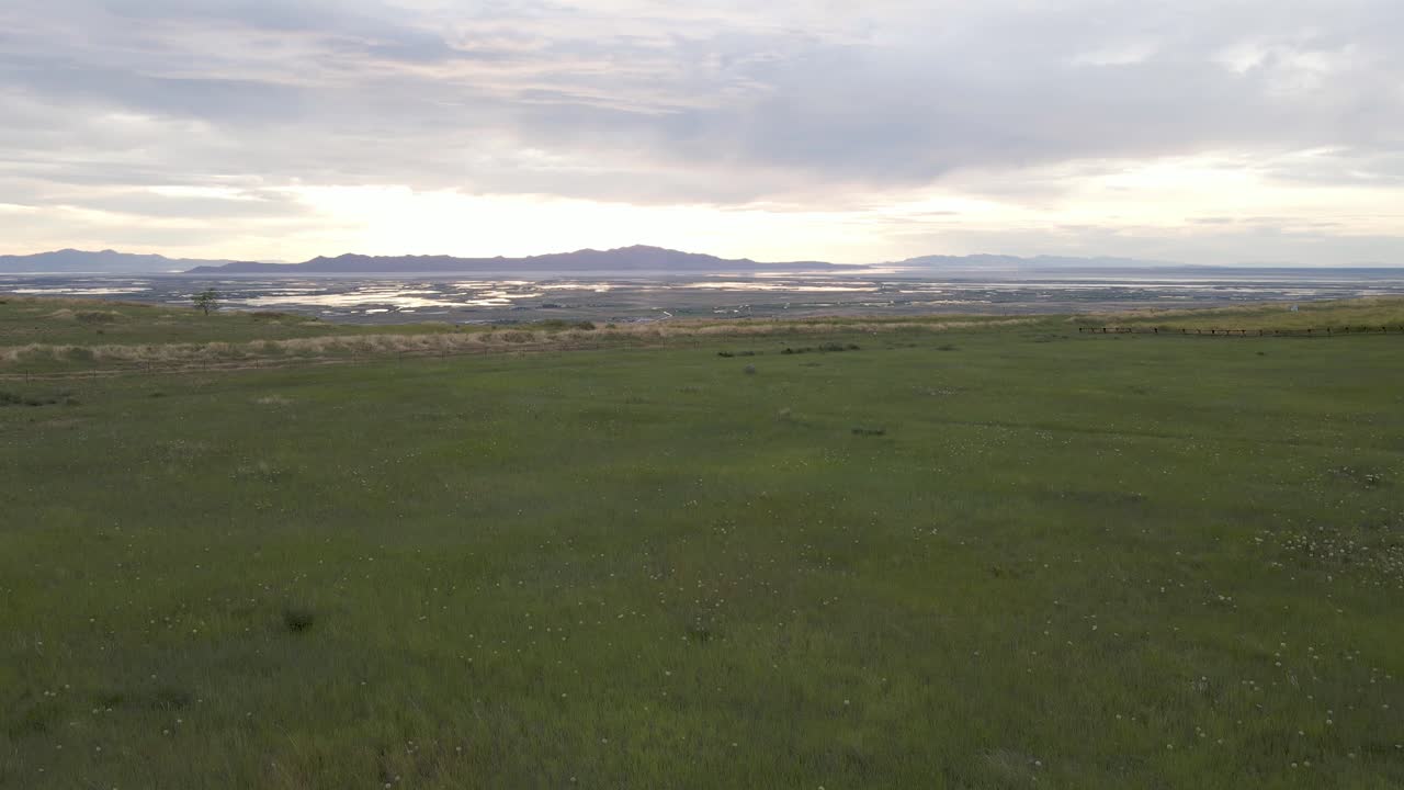 prado del parque de la ciudad del lago salado del norte con vistas al gran lago salado, drone aéreo