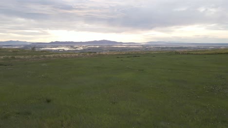 North-Salt-Lake-City-Park-Wiese-Mit-Blick-Auf-Great-Salt-Lake,-Luftdrohne