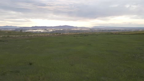 prado del parque de la ciudad del lago salado del norte con vistas al gran lago salado, drone aéreo