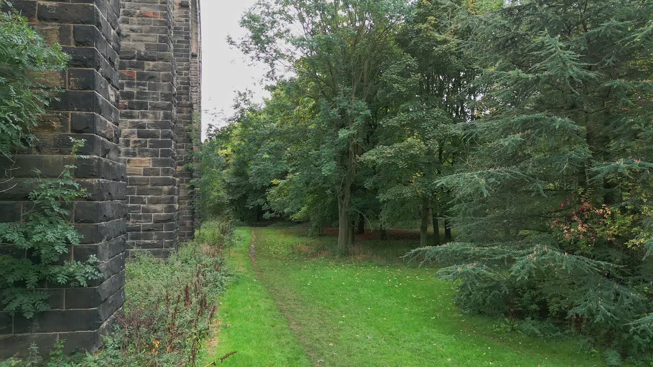 imágenes de drones al pie del viaducto de penestone cerca de barnsley, south yorkshire, reino unido