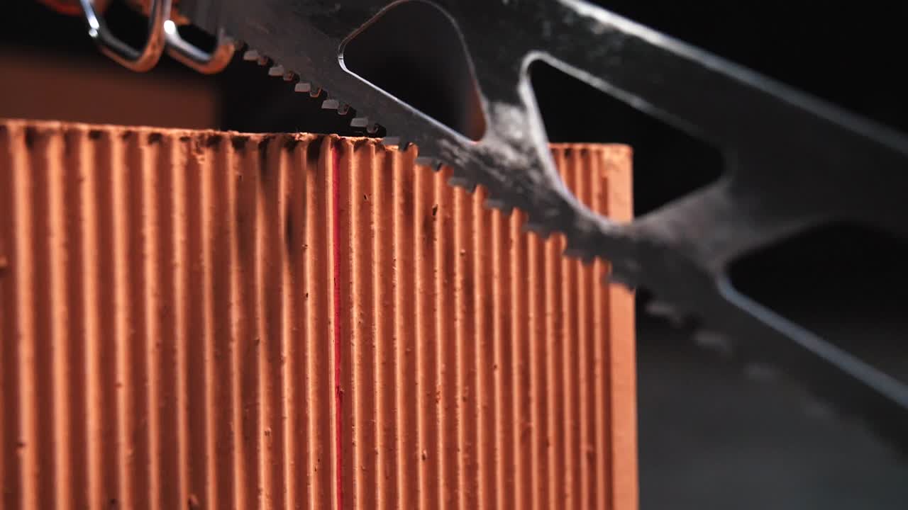 타일 자로 타일을 잘라내는 것