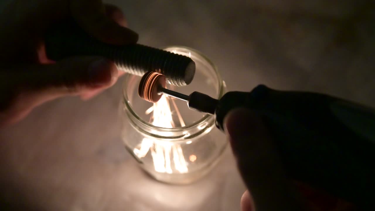 작은 밀링 이 있는 장면