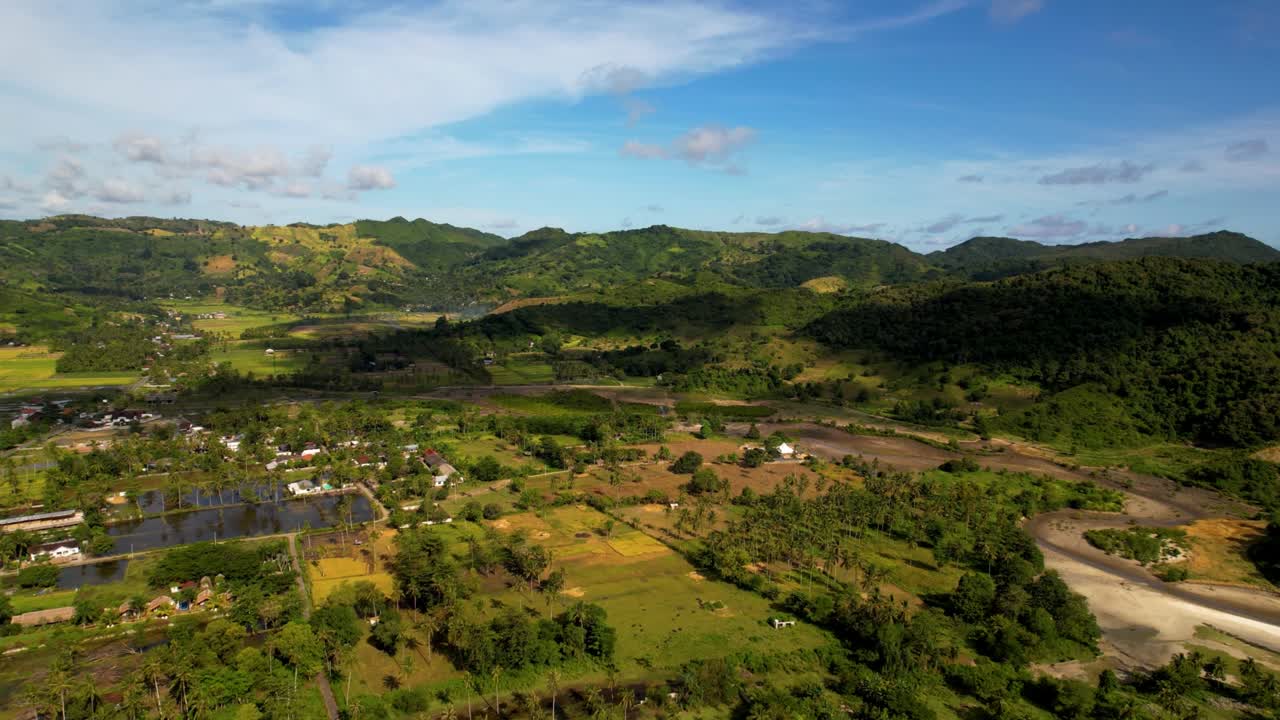 모래 해변 이 있는 열대 섬 인 셀롱 벨라나크 의 공중 사진