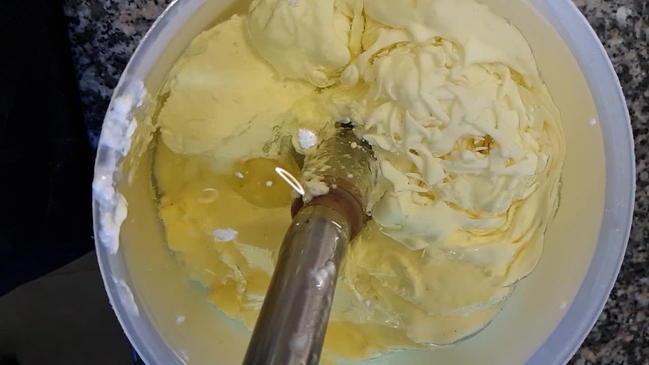 흰색 플라스틱 용기에 재료 혼합