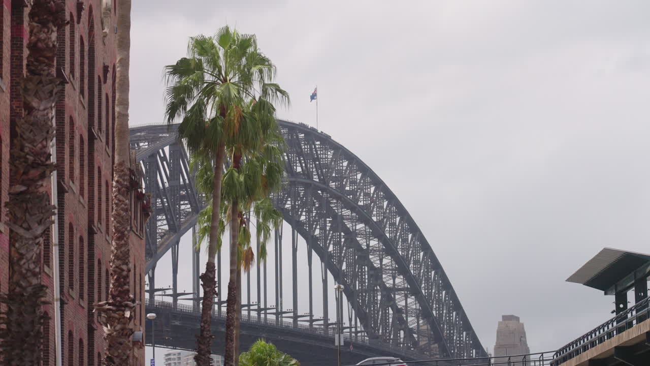 timelapse 4k vista de personas subiendo al puente del puerto de sydney en la distancia en un día ventoso en australia