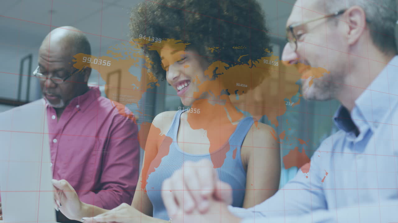 animación del procesamiento de datos financieros y mapa del mundo sobre diversas personas de negocios en la oficina