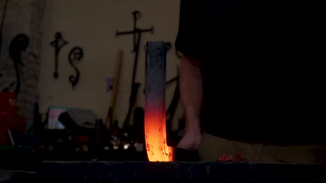 forja de metal de herrero en cámara lenta de 120 fps