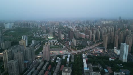 vista aérea de la zona residencial de la ciudad de xi'an, capital de la provincia de shaanxi en el centro de china, una vibrante metrópolis que combina la modernidad con el encanto histórico, proporcionando hogares a millones de residentes