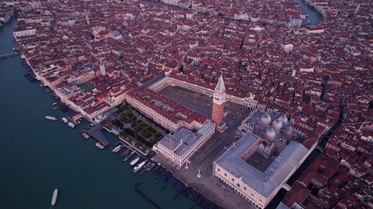 Basilica di San Marco all'alba in Piazza San Marco, Venezia. Italia, Venezia, Venezia