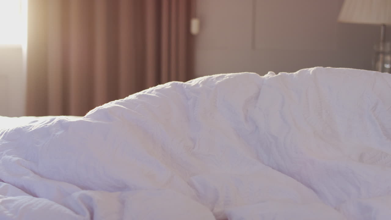 mujer despertando en la cama inmediatamente extiende la mano para mirar el teléfono móvil