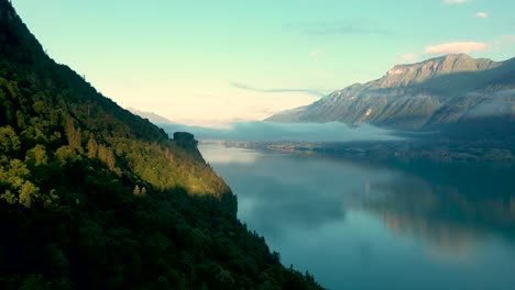 Vuelo-De-Drones-Sobre-Un-Hermoso-Lago-Alpino-Suizo